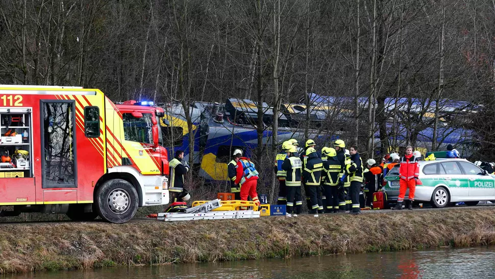 ACCIDENTE FERROVIARIO. Los rescatistas aún buscan dos desaparecidos, por lo que podría aumentar el número de muertos. REUTERS