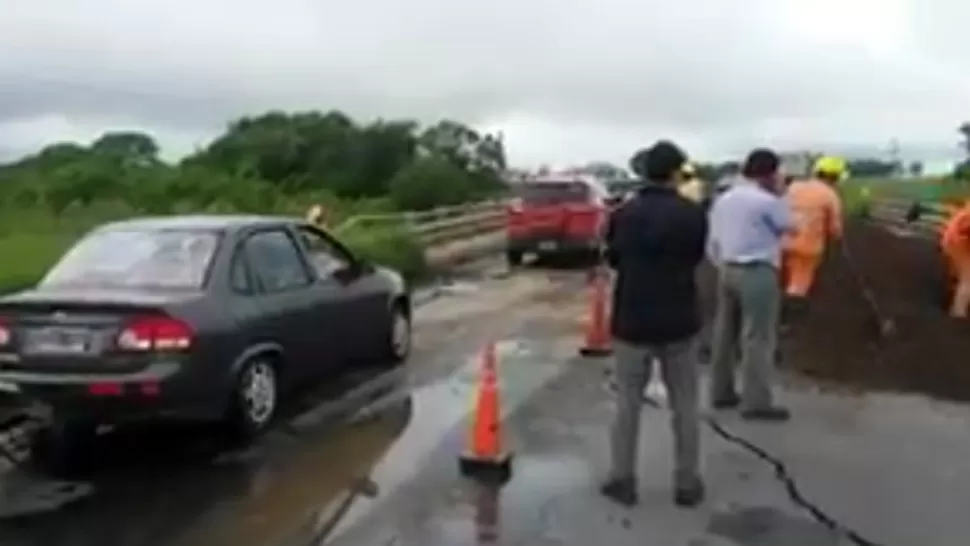 TRÁNSITO LENTO. A las 13 se habilitó el paso por el puente, pero sólo por media calzada. CAPTURA DE VIDEO