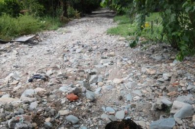 Las lluvias convirtieron la calle en un depósito de ripio y basura