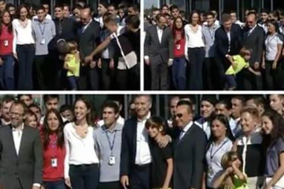Video: Macri arrastró a un niño para que posara en su foto, pero no tuvo suerte