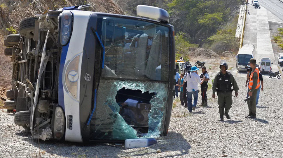 DESTRUIDO. El colectivo que trasladaba al plantel sufrió desperfectos mecánicos y chocó contra una montaña. TELAM