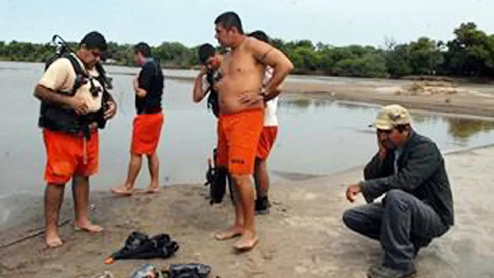 BÚSQUEDA. La lancha se dio vuelta luego de una fuerte correntada. FOTO TOMADA DE ELLIBERAL.COM.AR