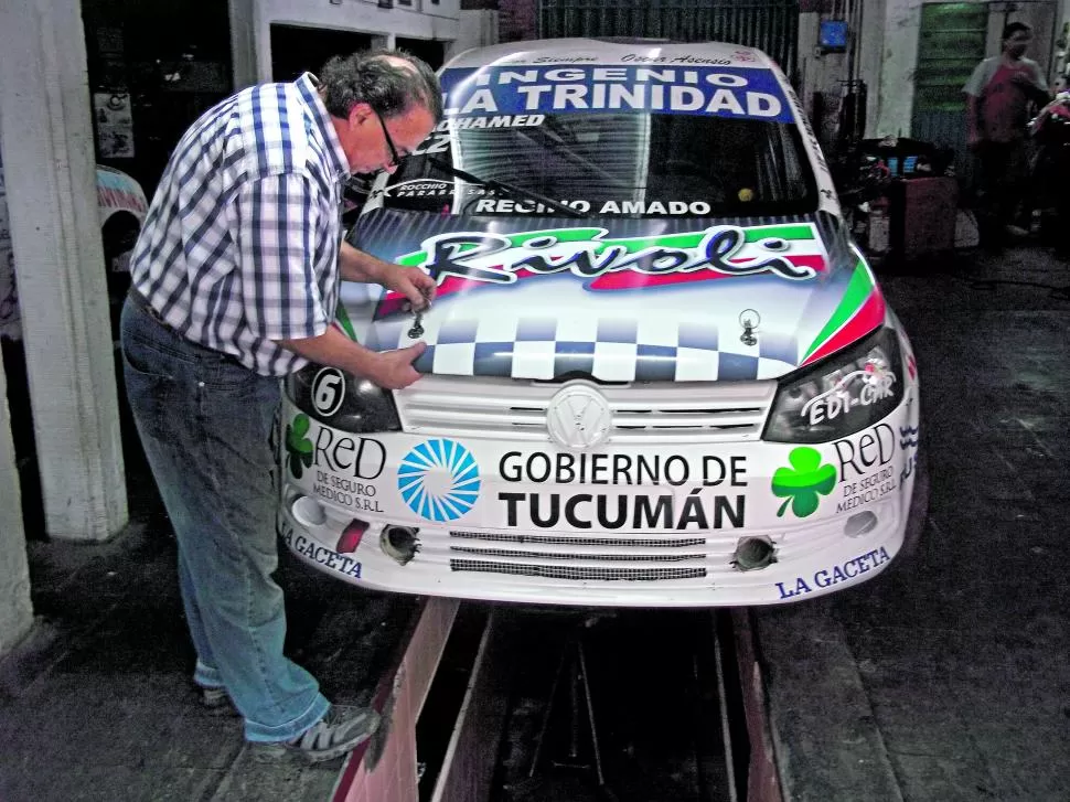 UNA “PINTURITA”. Tanto en el taller de Yerba Buena. como en los autódromos, a “Lito” Mohamed no se le escapan detalles del armado del renovado VW Gol Trend. fotos de carlos werner