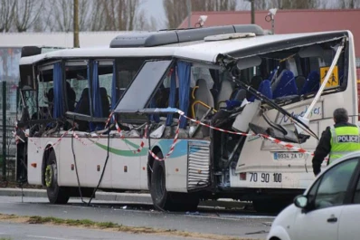 Chocó un transporte escolar con un camión y murieron seis chicos