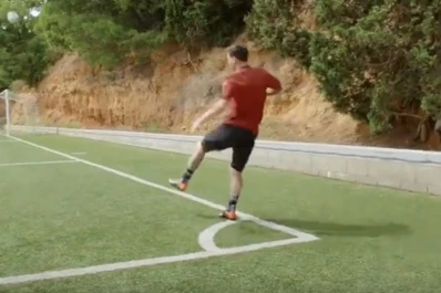 El nuevo reto de Messi: desde el córner, directo al travesaño