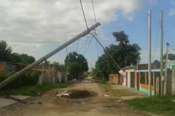 Cayó un poste de luz y no habrían prevenido que el del frente estaba igual