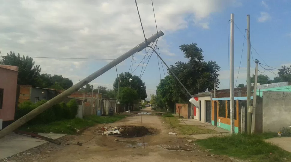 Cayó un poste de luz y no habrían prevenido que el del frente estaba igual