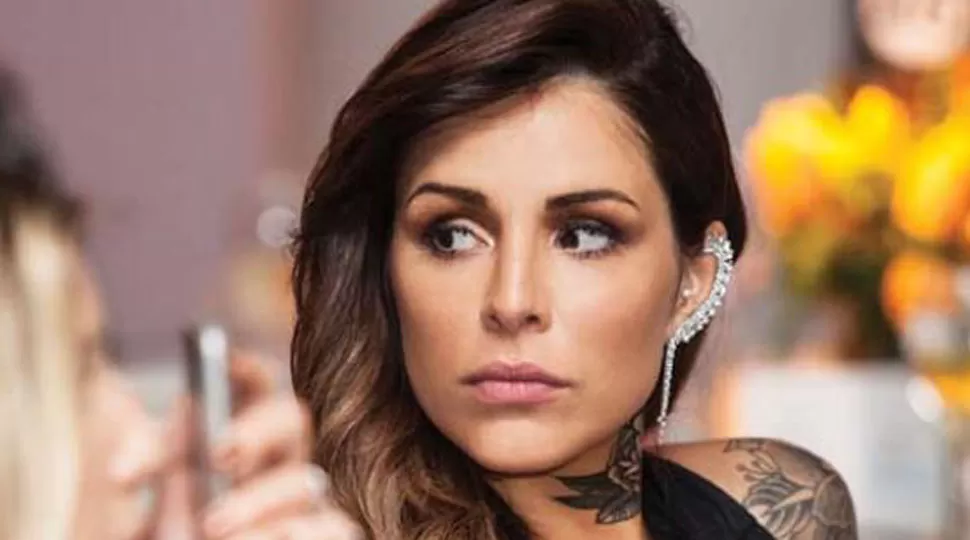 NUEVO TATUAJE. Candelaria Tinelli.FOTO TOMADA DE LACAPITAL.COM.AR