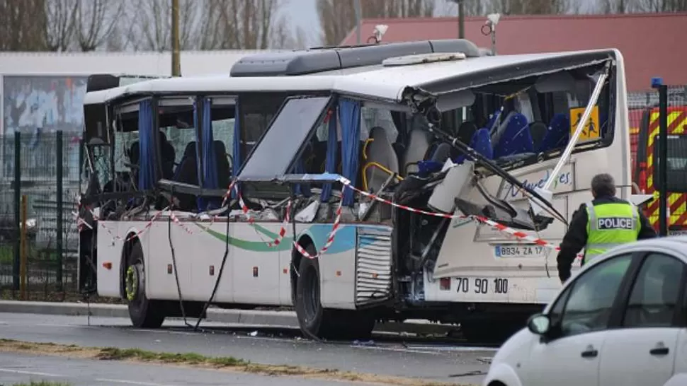 TRAGEDIA. Así quedó el ómnibus en el que viajaban las víctimas. FOTO TOMADA DE TÉLAM.COM.AR