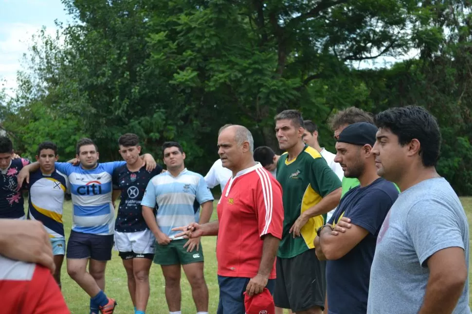 CONCEPTOS CLAROS. Bernabé Alzabé hablando a sus dirigidos junto a Gustavo Cuadrado (atrás de él). El seleccionado tucumano M18 va tomando identidad. prensa urt 