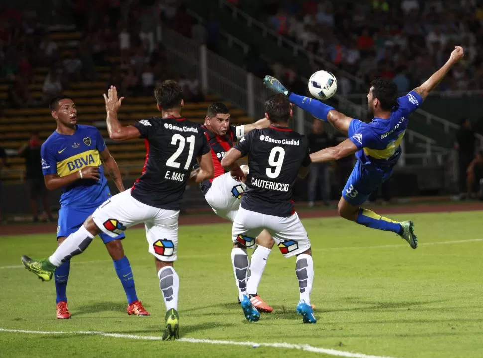 NO SIRVIÓ DE NADA. Juan Manuel Insaurralde, que jugó su primer partido desde que volvió a Boca, ensaya una media tijera en el área de San Lorenzo, pero la pelota se irá muy desviada. Boca no encontró el camino al arco rival en toda la noche. fotobaires