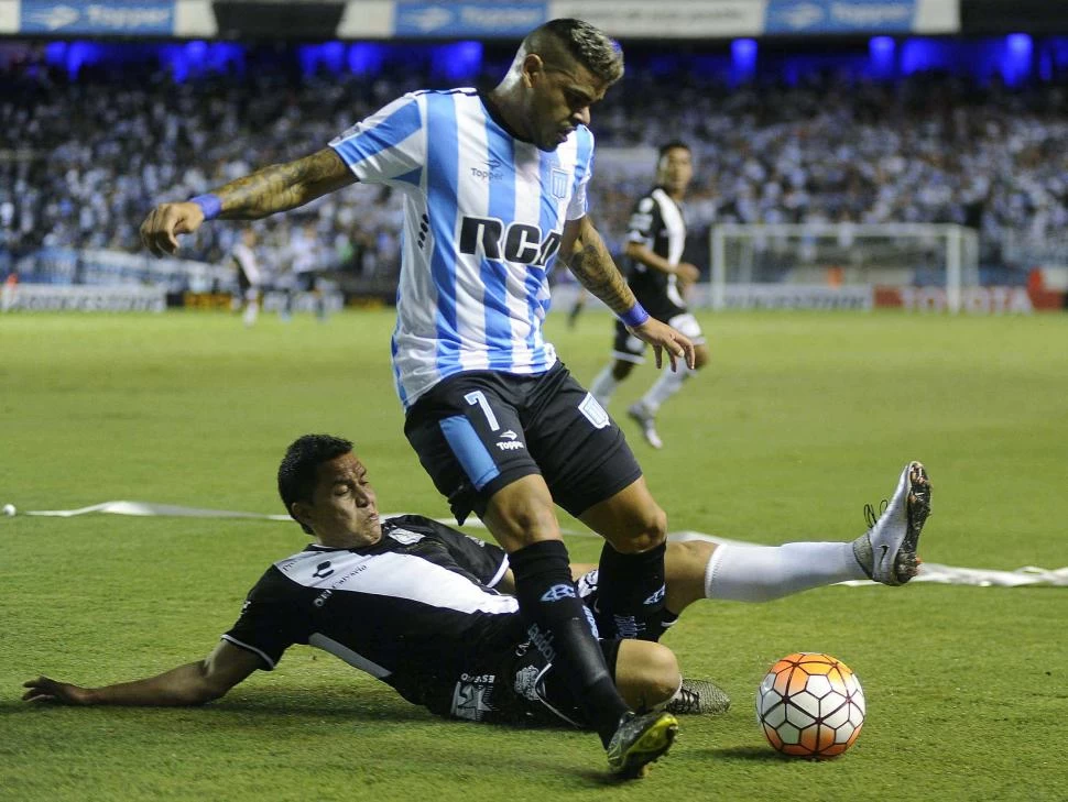 DULCE. Bou esta derecho con el gol. Acá deja en el camino a un rival.  telam 