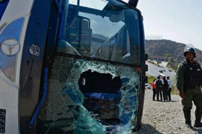 Así quedó el micro en el que se accidentó el plantel de Huracán