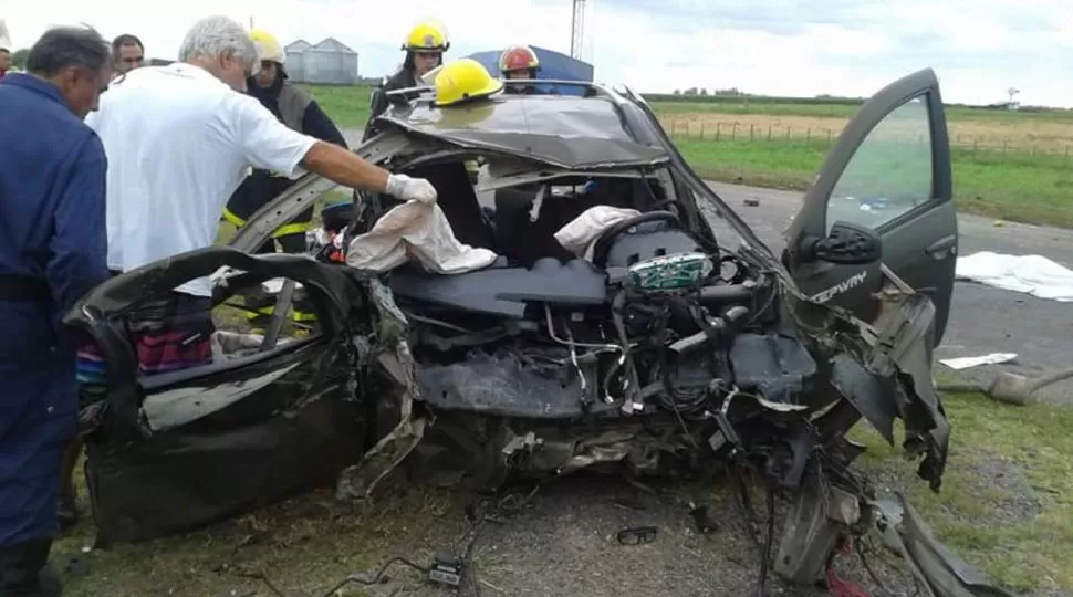 FUERTE IMPACTO. La camioneta de los tucumanos quedó destruida sobre la banquina de la autovía. FOTO TOMADA DE INFOEME.COM