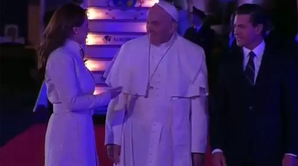 RECIBIMIENTO. El presidente mexicano y la primera dama le dieron la bienvenida a Francisco. CAPTURA DE VIDEO TOMADA DE TWITTER.COM/ELPAIS_AMERICA