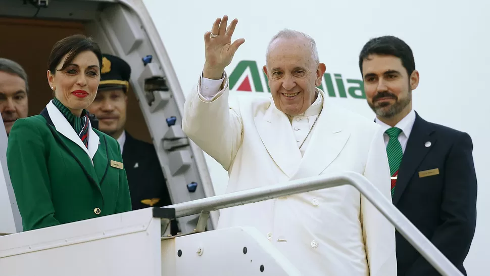 ADIÓS. Francisco saluda antes de tomar el vuelo que lo llevará a Cuba y, posteriormente, a México. REUTERS