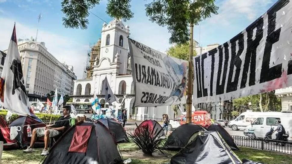 PLAZA DESPEJADA. Sólo quedó la carpa principal de la Tupac Amaru. FOTO ARCHIVO