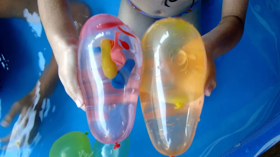 BOMBITAS DE AGUA. La nena habría mordido la bombucha, lo que desencadenó la tragedia. FOTO TOMADA DE ALITADEGORRION.BLOGSPOT.COM