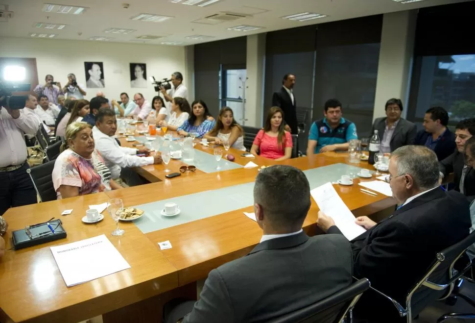 PRESIÓN. De los 32 miembros del bloque oficialista, 29 se reunieron ayer para analizar la controvertida situación de Emiliano Vargas Aignasse. la gaceta / foto de jorge olmos sgrosso