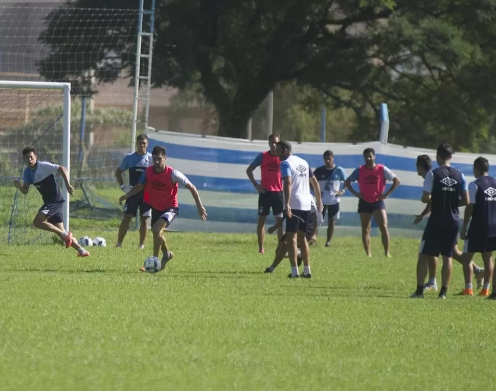 LLEVA LA PELOTA. Evangelista encara con balón dominado en el entrenamiento de Atlético en el complejo de Ojo de Agua. El lateral será titular el domingo ante Boca. LA GACETA / FOTO DE JORGE OLMOS SGROSSO