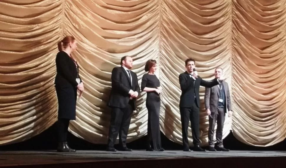 CONMOVIDO. Burman presentó el filme junto con sus protagonistas, Alan Sabbagh y Julieta Zylberberg. foto tomada de twitter @burmandaniel