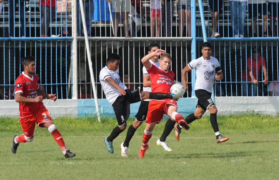 GRAVITANTE. Martínez despeja la pelota ante la presencia de Valdez. El volante de Central Norte tuvo una buena tarde. la gaceta / foto de maría silvia granara