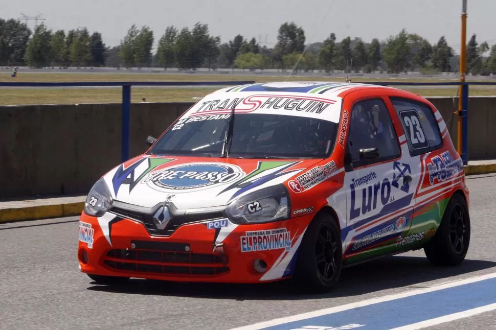 BUEN RENDIMIENTO. Con el Renault Clio del GR Competición, Maximiliano Bestani se lució en la pista platense. Durante todo el día, el coche mantuvo su rendimiento. fotos de marcelo ranea