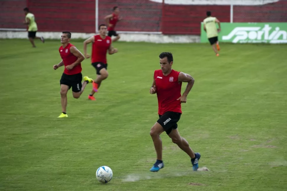 AFINANDO EL LÁPIZ. Los jugadores tendrán hoy la última práctica en el estadio antes de emprender el viaje hacia Santiago. la gaceta / foto de diego araóz