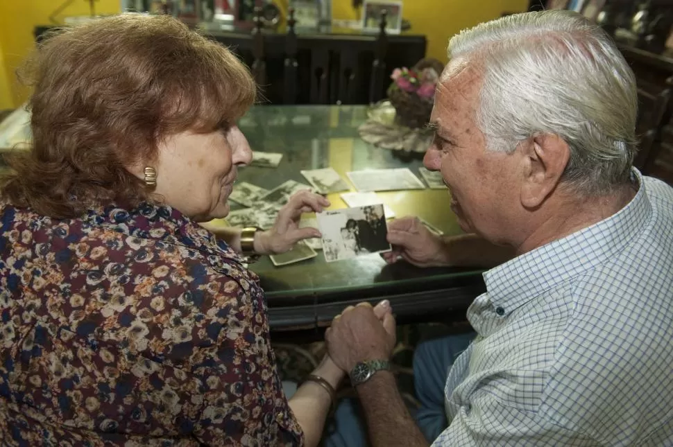 RECORDANDO. Alicia y Julio se emocionan cuando rememoran todo lo que pasaron para poder estar juntos. la gaceta / foto de florencia zurita 