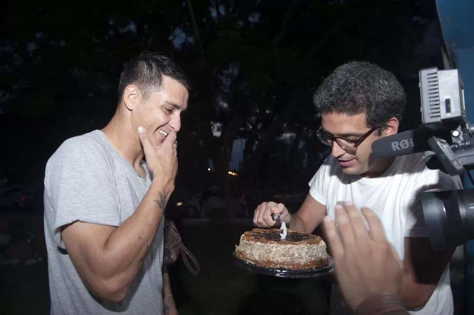 FESTEJO POR ANTICIPADO. Zampedri recibió su torta de cumpleaños luego del último entrenamiento del equipo en Tucumán, antes de viajar a Buenos Aires.  la gaceta / foto de florencia zurita 