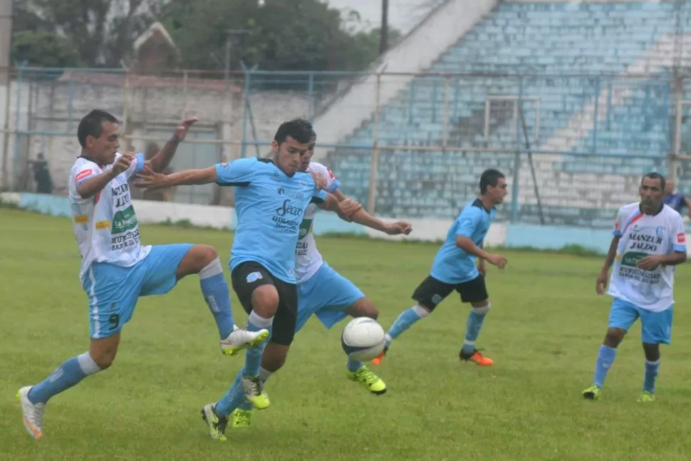 NO SE GUARDARON NADA. Franco Borque trata de llevarse la pelota ante la marca de Daniel Nieto y Hernán Aguirre. la gaceta / foto de Maria Silvia Granara