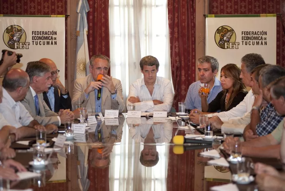 EN LA SEDE DE LA FET. El ministro se reunió ayer con empresarios.  