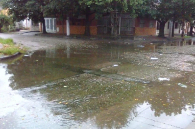 La esquina de Perú y Monteagudo se ha convertido en una laguna permanente que perjudica a los vecinos