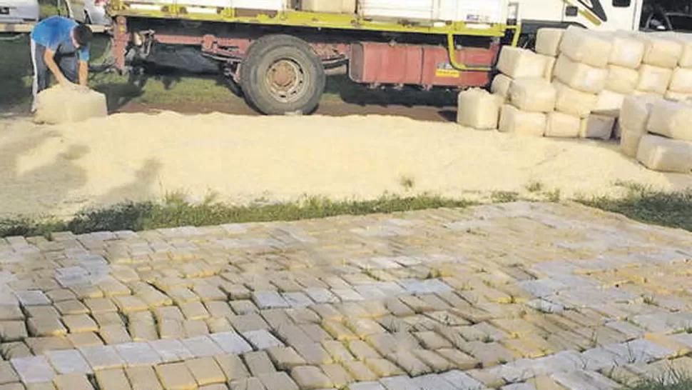 DROGA EN LAS RUTAS. La cocaína estaba oculta en el doble fondo de un camión. FOTO TOMADA DE DIARIO PANORAMA