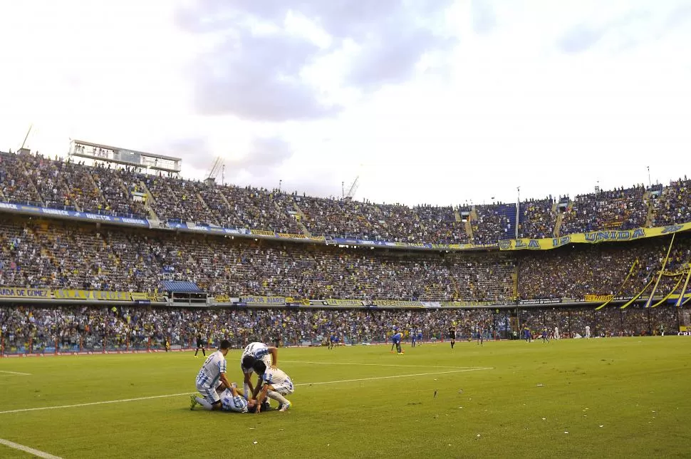 LA BOMBONERA A SUS PIES. Meza Britez, Zampedri y Luis Rodríguez saludan a Leandro González, que culminó el festejo de su gol tirándose sobre el césped. El mítico estadio atestiguó un momento histórico para los “decanos”, que volvieron a lograr una victoria allí luego de cuatro décadas. foto de matías napoli escalero (especial para la gaceta)