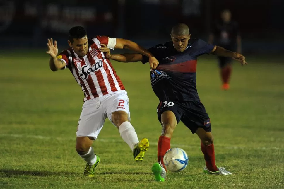 A TODO O NADA. Alexis Ferrero (2) intenta frenar un ataque de los santiagueños encabezado por Maximiliano Díaz (10). El defensor volvió a mostrar un muy buen nivel. LA GACETA / FOTOS DE DIEGO ARÁOZ (ENVIADO ESPECIAL)