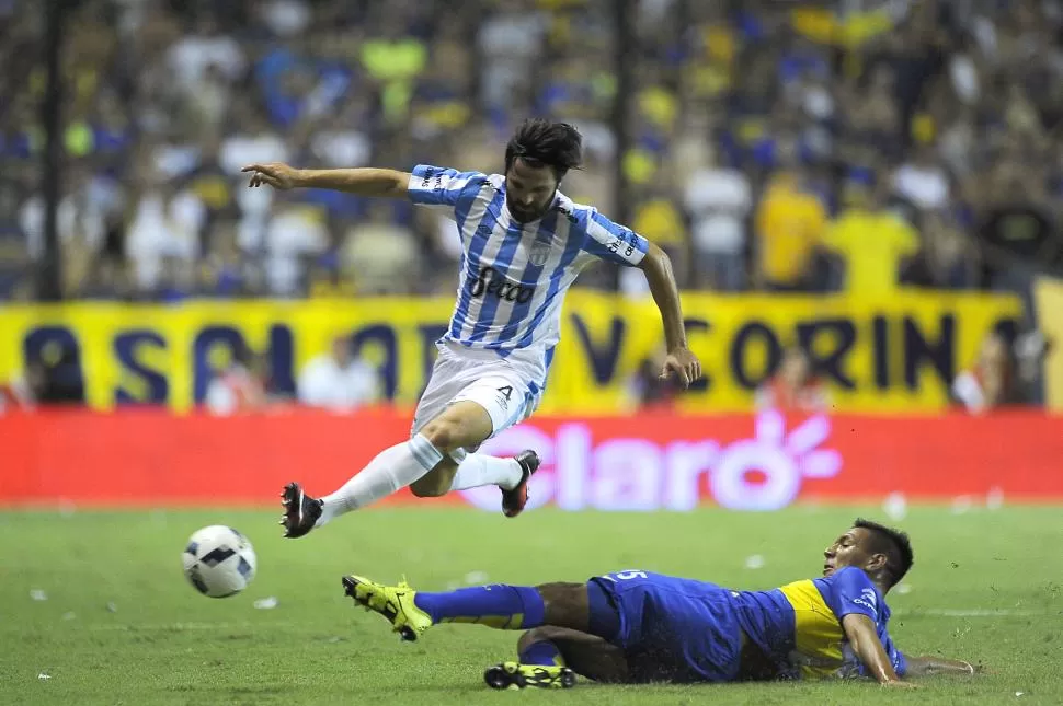 A LOS SALTOS. Romat tratando de pasar al ataque frente a la barrida de Chávez. Atlético pasó al frente en el historial. foto de matías napoli escalero (especial para la gaceta)