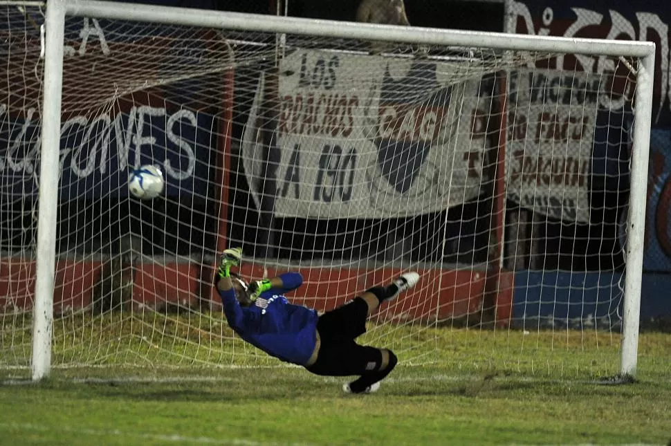 MÁXIMO ESFUERZO. César Taborda se exige para contener el penal ejecutado por Matías Jara en el primer tiempo. la gaceta / foto de diego aráoz (enviado esPECIAL)