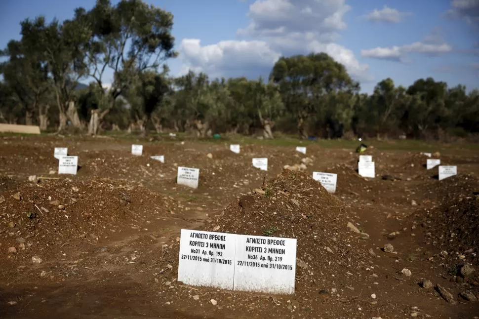 ISLA DE GRECIA. Las lápidas son colocadas sobre las tumbas de refugiados no identificados, que perecieron al intentar cruzar desde Turquía. reuters