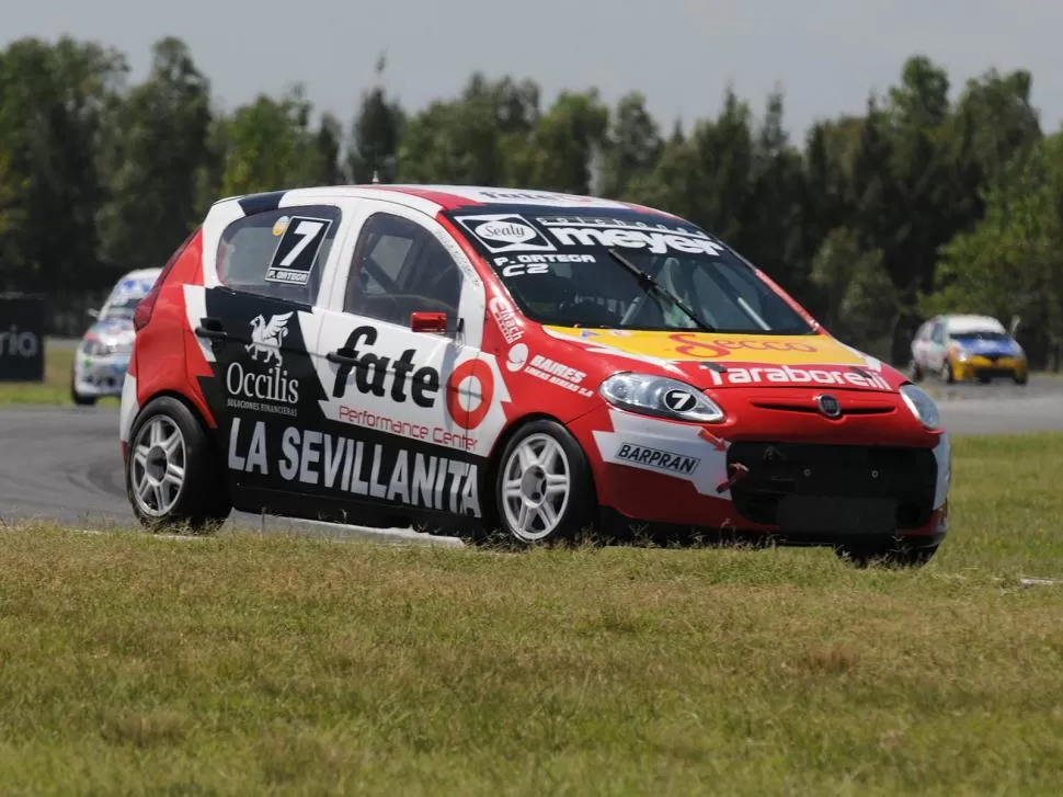 DESTACADO. Pablo Ortega llevó con prestancia al Fiat Palio el equipo marplatense PCD. Con su 5° lugar, el piloto de barrio Norte se mostró más que contento. FOTO DE apat.org.ar 
