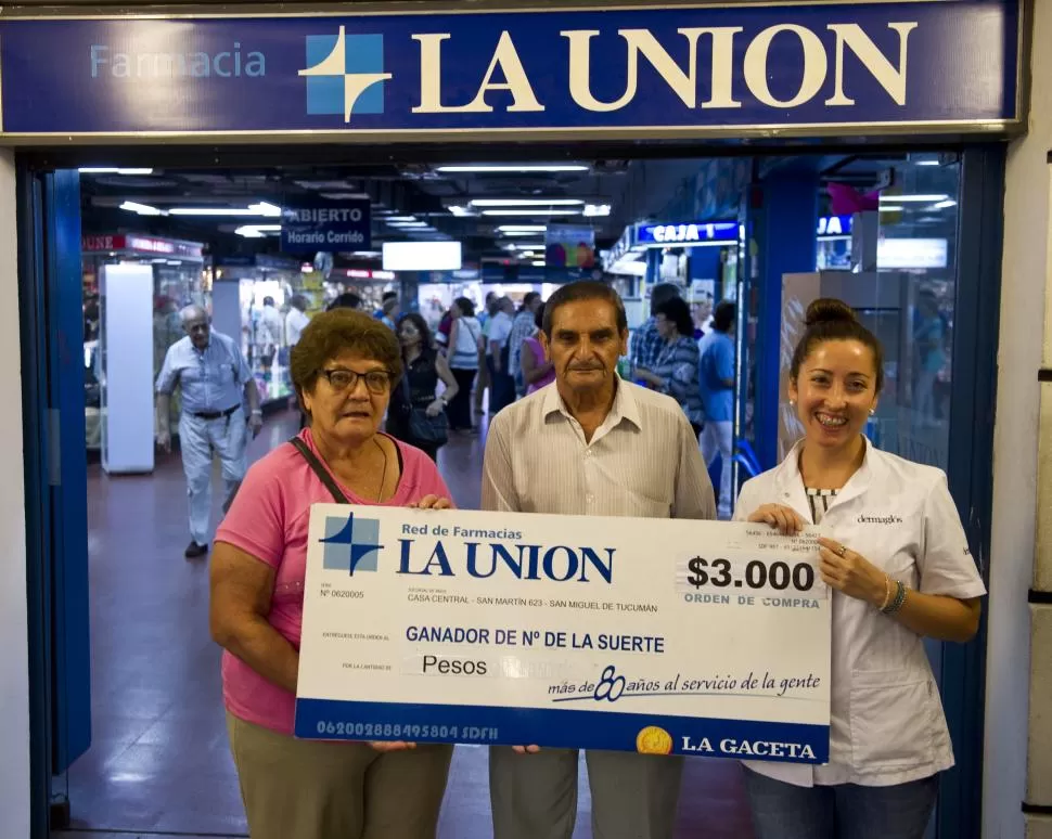 SATISFECHOS. Mario Díaz junto a su esposa y a una empleada de La Unión. LA GACETA / FOTO DE JORGE OLMOS SGROSSO