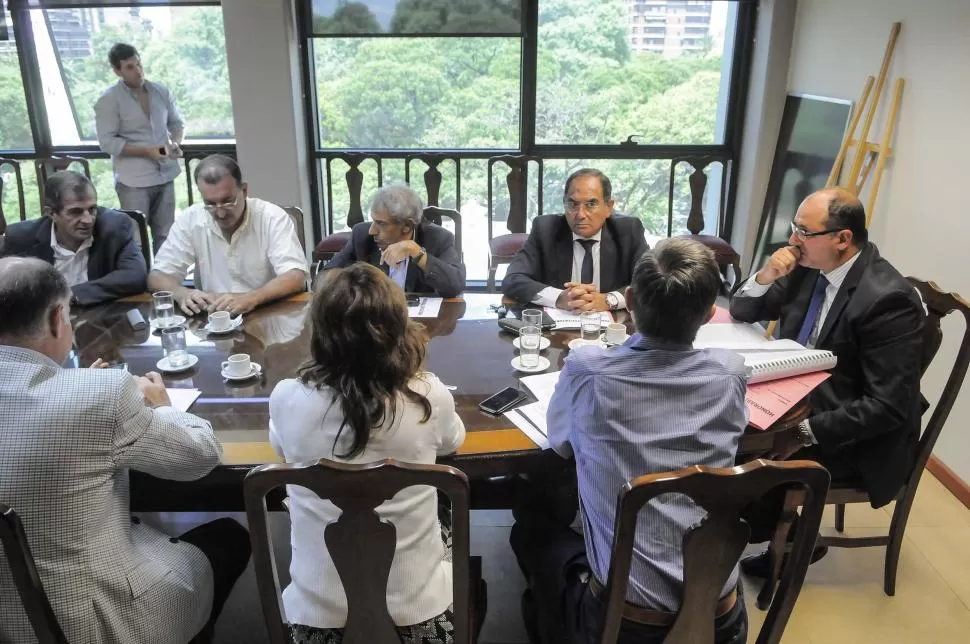 COMITÉ. Cano, Morghenstein, Khoder, Bourlé (de frente), Caponio, (cabecera), Viña, Córdoba y Canelada (de espaldas) debaten. Gassenbauer observa. prensa legislatura