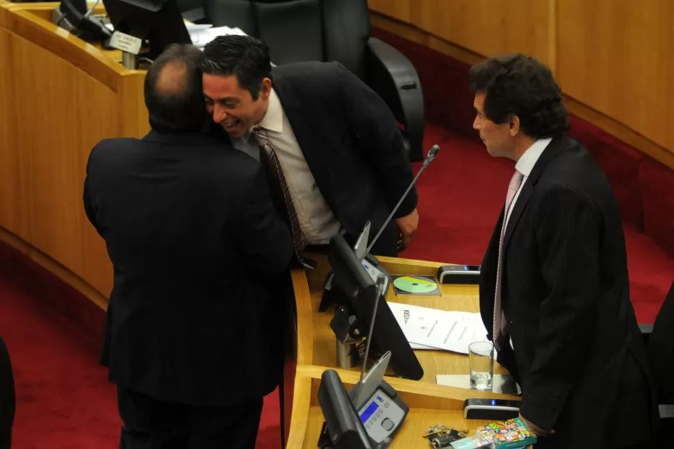 EN DEBATE. Vargas Aignasse saluda a un par en la sesión de noviembre de 2014. Había asumido a fines de 2013, en reemplazo de su hermana Carolina. la gaceta / foto de Inés Quinteros Orio (archivo)