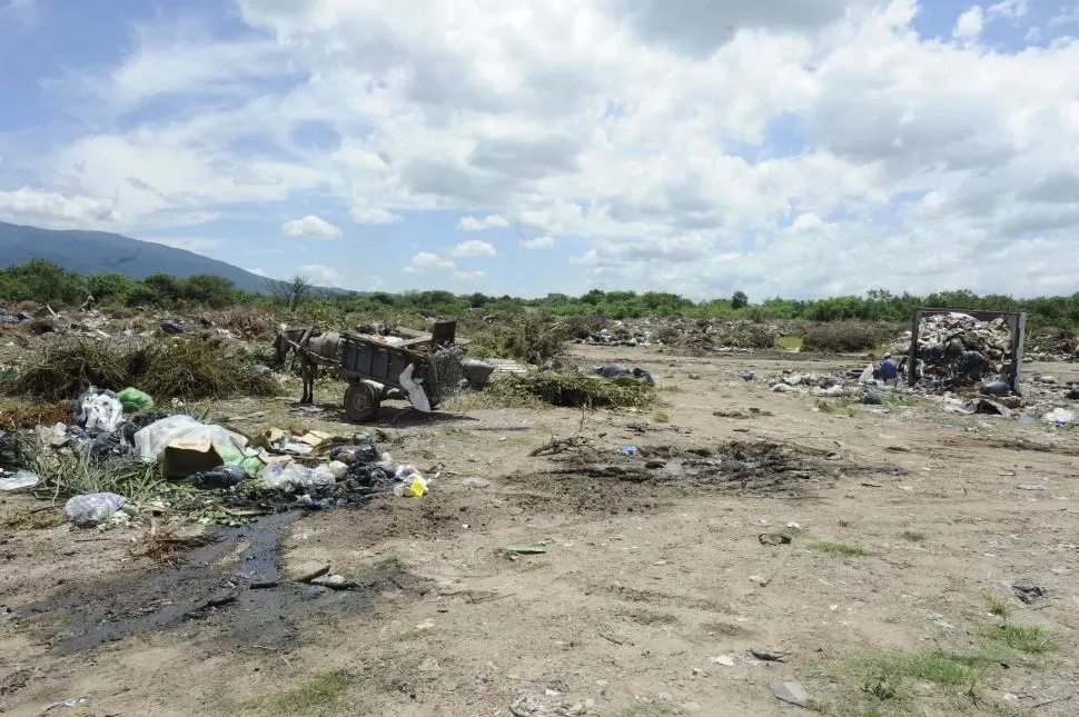 VACIADERO. En la zona de El Bernal, San José, se tira basura de todo tipo. LA GACETA/ FOTO DE FLORENCIA ZURITA.