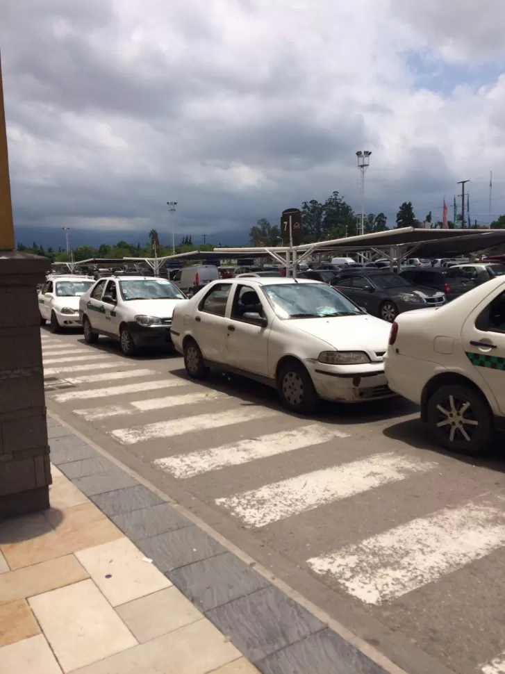 TAXI TRUCHO. Esta imagen fue tomada hace unos días por un concejal en la puerta del shopping El Portal. El segundo vehículo no posee ninguna identificación. GENTILEZA PEDRO ALBORNOZ PIOSSEK