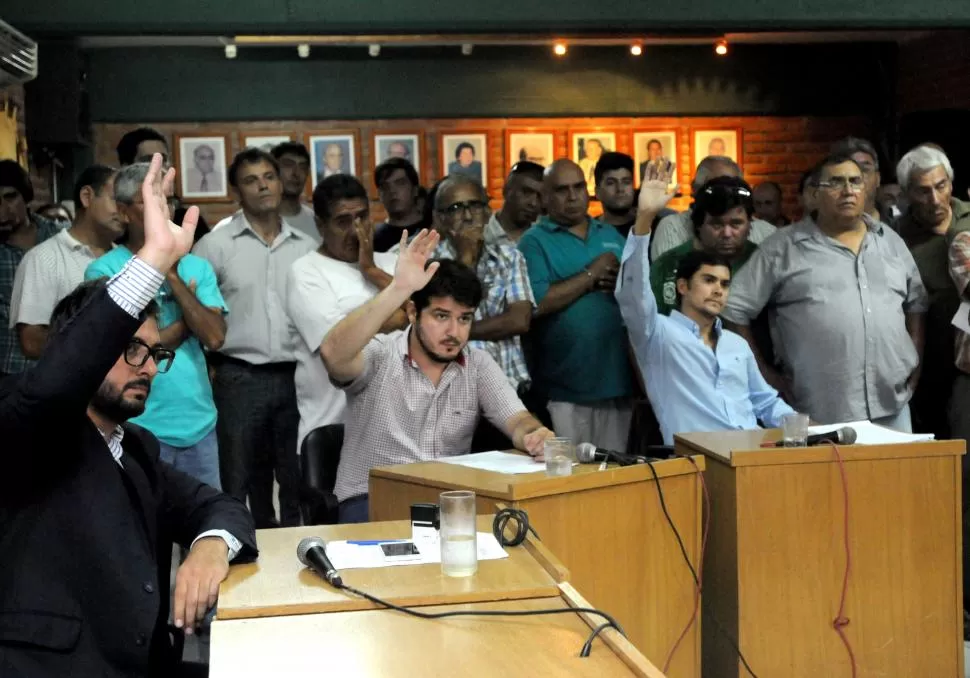 POR MAYORÍA. Los ediles de Yerba Buena igualaron las tarifas locales de los taxis con las que se pagan en la capital.  LA GACETA / FOTO DE MARÍA SILVIA GRANARA