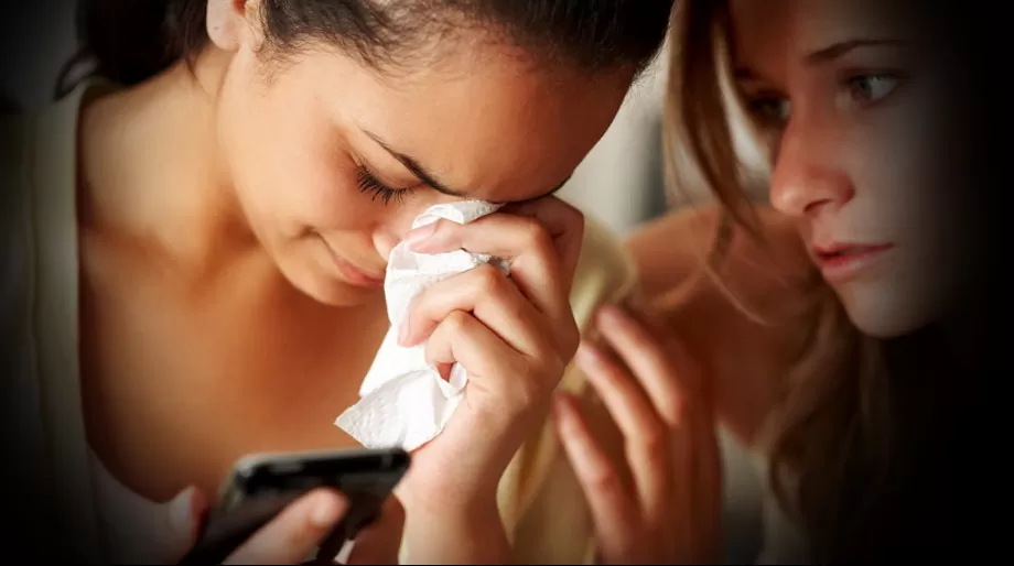 SÓLO LAMENTOS. Las víctimas reciben un duro golpe cuando se hacen públicas sus fotos o videos íntimos. lacronica.com