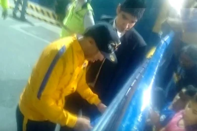 Tevez y otra muestra de cariño: le regaló su camiseta a un niño discapacitado