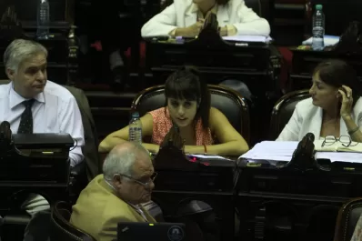 Donda arremetió contra Kicillof: ponete las plumas si querés hablar