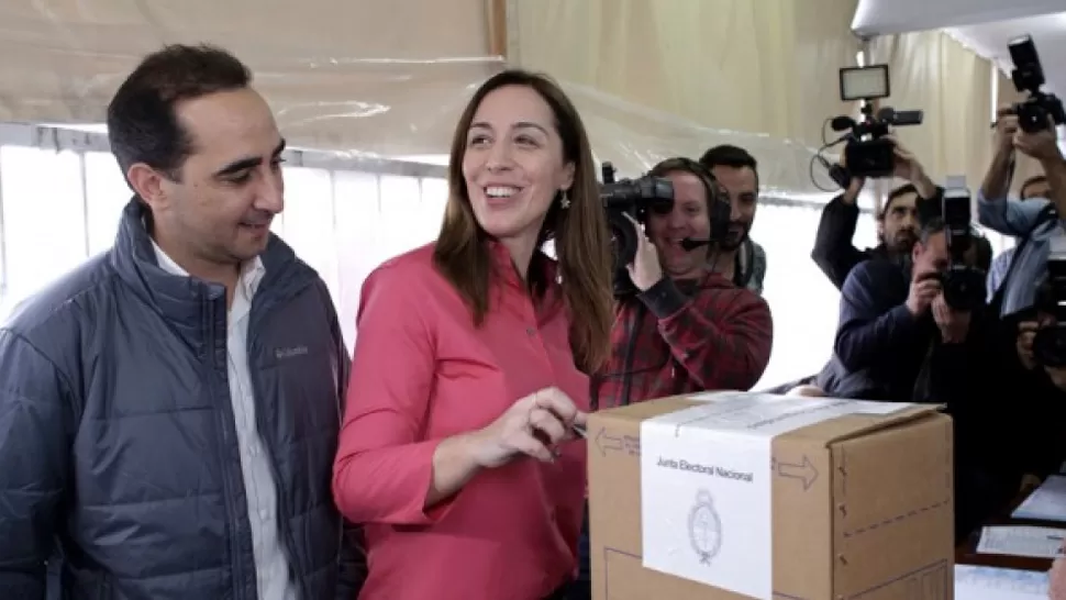 OTROS TIEMPOS. Tagliaferro y Vidal ante la urna. FOTO TOMADA DE DIARIONET.COM